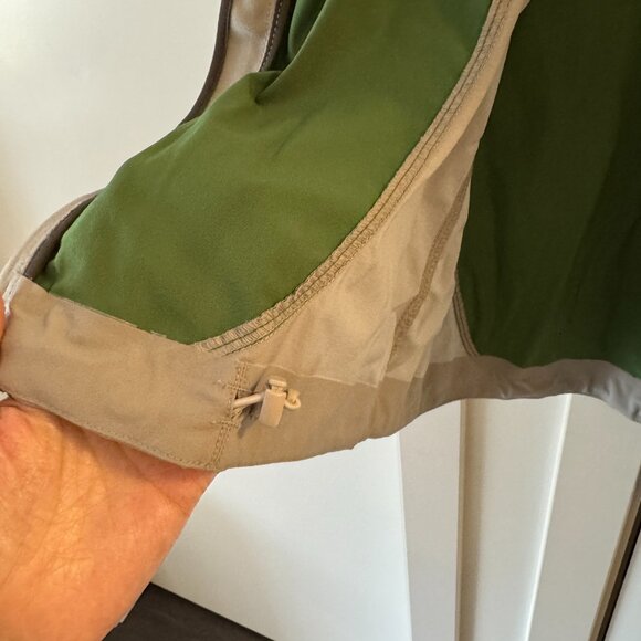 MEC Mountain Equipment Co-op Medium Windbreaker - Picture 12 of 12